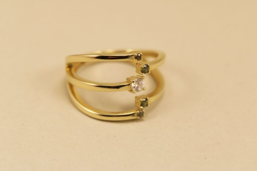 Zlatý prsteň žlté zlato, zelené a číre zirkóny, veľkosť 57, 3,63g 14k 585/1000