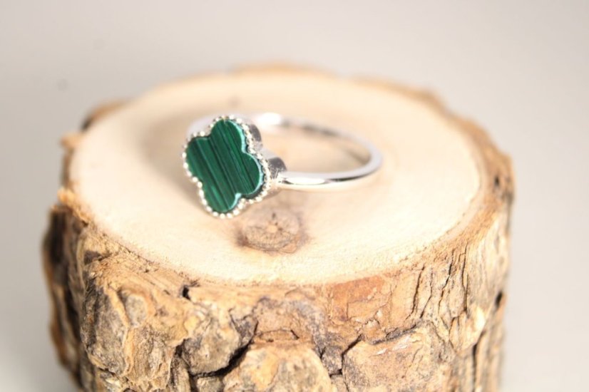 Strieborný prsteň ďatelinka so zeleným malachitom, rhodium, veľkosť 58, 2,18 g, 925/1000