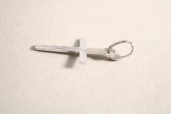 Prívesok- tvar kríža s gravírovaným vzorom- rhódiované striebro