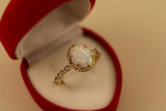 Prsteň- biely opál- zirkóny- viacfarebné zlato- 14 karátov