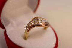 Prsteň- číre kamienky- viacfarebné zlato- 14 karátov