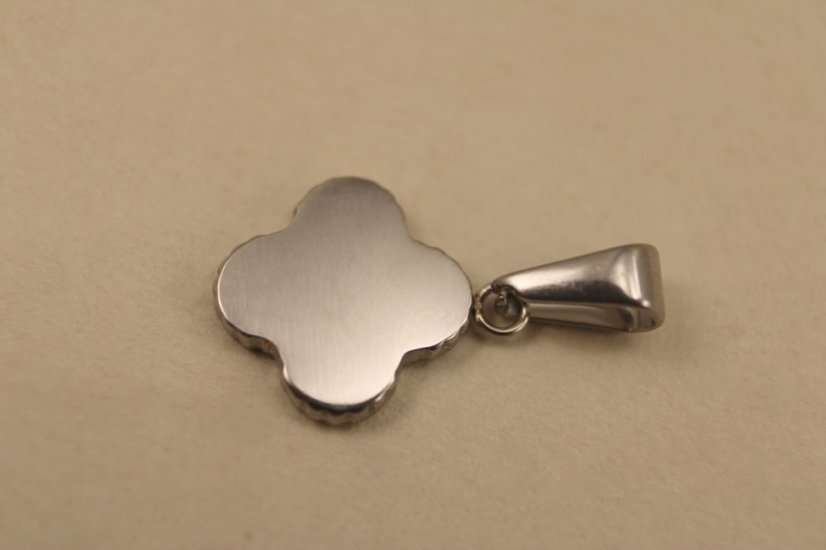 Prívesok-ďatelinka-čierny onyx- chirurgická oceľ