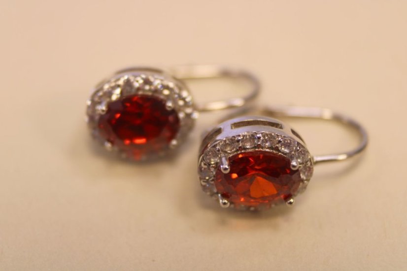 Náušnice-červený kameň-číre zirkóny-patent-rhodium