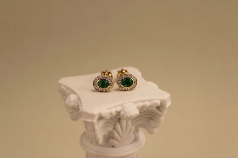Smaragdové - diamantové náušnice - žlté zlato - diamanty 0,09 ct - šrúbky - 14K