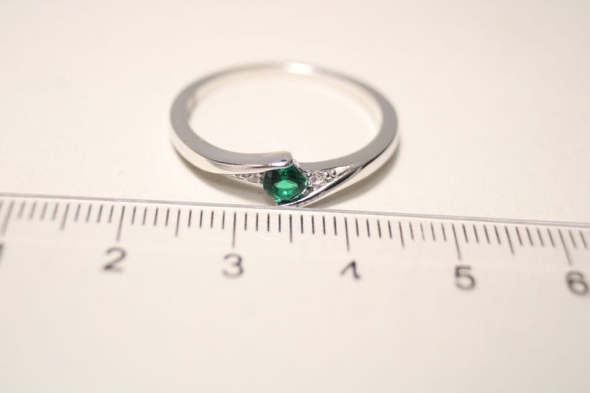 Strieborný rhódiovaný prsteň v tvare vlnky so zeleným kameňom, číre zirkóny, veľkosť 59, 2,16g, 925/1000