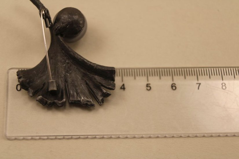 Brošňa - list ginko biloba - sivá syntetická perla - kryštáliky - chirurgická oceľ - 316L