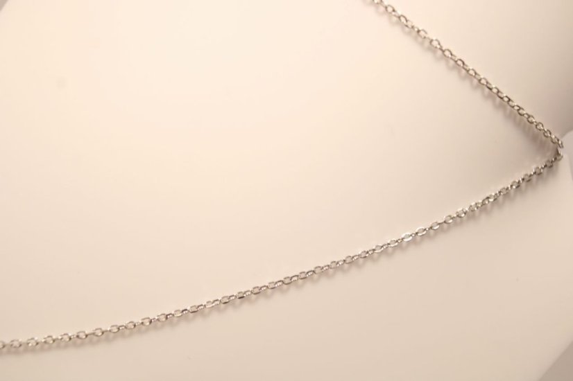 Retiazka- celebritky- biela riečna perla- rhódiované striebro