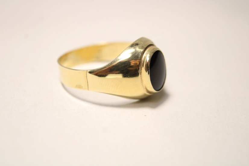 Elegantný zlatý prsteň s čiernym ónyxom, veľkosť 63, 4,31g, žlté zlato, 14K, 585/1000 - Farba zlata: Žltá, Druh kameňa: ONYX, Farba kameňa: Čierny, Veľkosť prsteňa: 63, Váha (g): 4,31, Rýdzosť: 14 karátov 585/1000