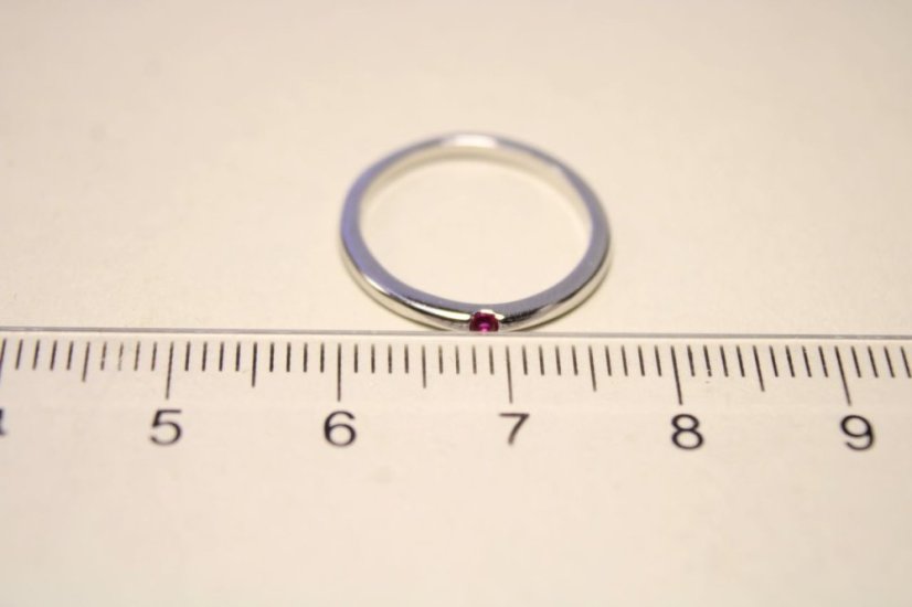 Jemný rhódiovaný strieborný prsteň s malým tmavorúžovým zirkónom, veľkosť 46, 0,98g, 925/1000