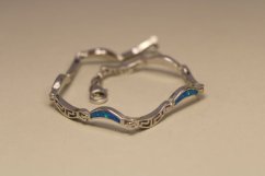 Strieborný polopevný náramok striedavý vzor s modrým opálom, rhodium, 19,5 cm, 10,27g, 925/1000