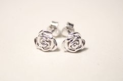 Náušnice-ruža-puzetky-rhodium-striebro