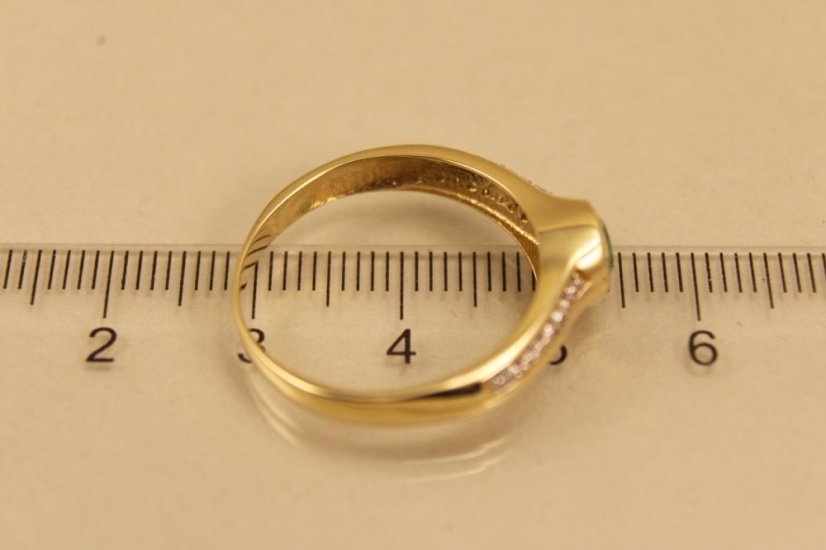 Zlatý prsteň, žlté zlato, zelený zirkóna a číre zirkóny, veľkosť 61, 3,22g 14k 585/1000