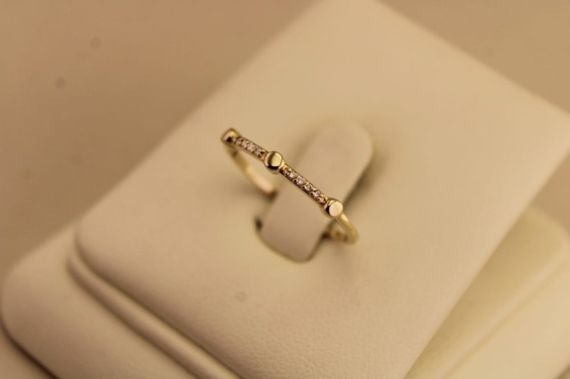 Prsteň- diamanty- 0,04 ct- H/Si2- žlté zlato- 14 karátov - Farba zlata: Žltá, Druh kameňa: DIAMANT (BRILIANT), Farba kameňa: Biely, Veľkosť prsteňa: 54, Váha (g): 1,04, Rýdzosť: 14 karátov 585/1000