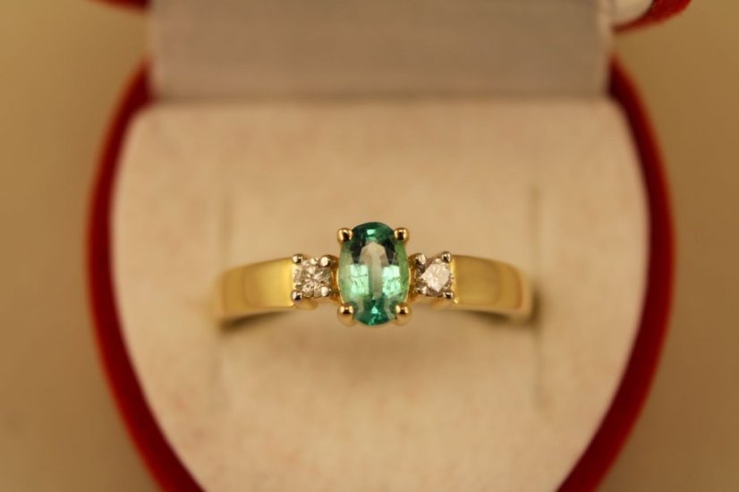 Zlatý prsteň so smaragdom 0,40 ct, diamanty 0,08ct H SI2, veľkosť 54 2,35g 14k 585/1000