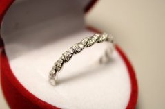 Prsteň-prepletaná obruč- číre zirkóny- rhódiované striebro