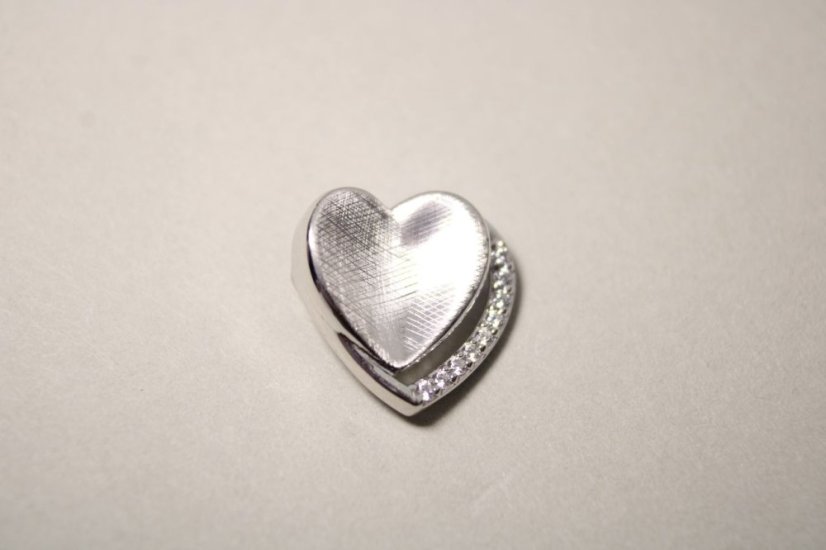 Strieborný prívesok s matno-lesklou úpravou - srdce s čírymi zirkónmi, rhodium, 1,98 g, 925/1000