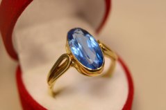 Zlatý prsteň s veľkým oválnym očkom, modrý zirkón, žlté zlato, veľkosť 66, 5,48 g, 14K, 585/1000
