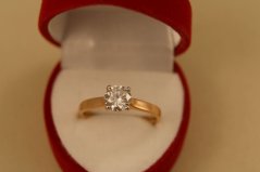 Prsteň- číry zirkón v korunke- viacfarebné zlato- 14 karátov