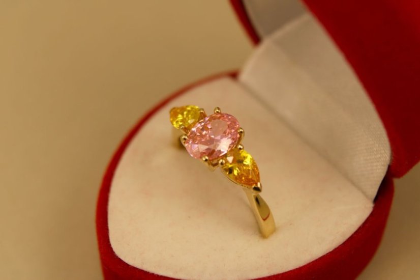 Prsteň-žlté zlato-rúžový a žltý zirkón- 14 karátov