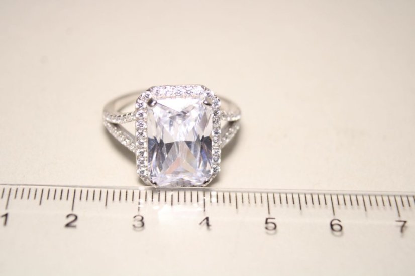 Strieborný prsteň s veľkým čírym kameňom, číre zirkóny, rhódium, veľkosť 61, 6,79g, 925/1000