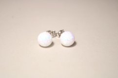 Strieborné náušnice s opálovou bielou guličkou, rhodium, puzetky, 1,28 g, 925/1000