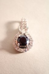 Prívesok - červený granát- číre zirkóny-striebro