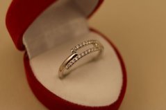 Prsteň- vyrezávany vzor- zirkóny- rhódiované striebro