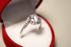 Prsteň- číre zirkóny- rhódiované striebro