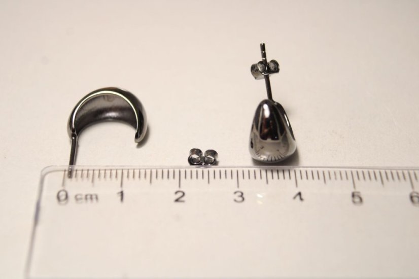Moderné čierne strieborné náušnice zahnuté kvapky, puzetky, 3,00 g, 925/1000 - Materiál: Rhodiované striebro, Váha (g): 3,00, Rýdzosť: STRIEBRO 925/1000