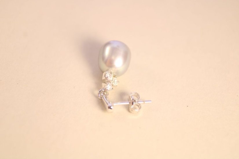 Náušnice- číre zirkóny- sivá perla- puzetky- biele zlato