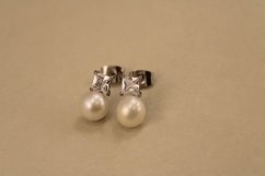 Náušnice- perla- číry zirkón- puzetky- chirurgická oceľ- 316/L