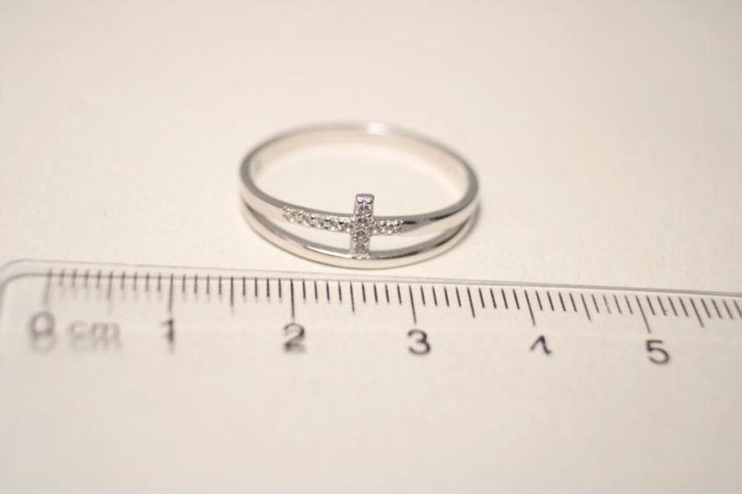 Strieborný prsteň s dvojitou obručou zdobený zirkónovým krížikom, rhódium, veľkosť 62, 2,07g, 925/1000