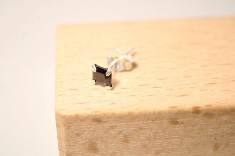 Strieborná single náušnica s čiernym zirkónom, 0,22 g, 925/1000