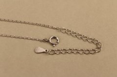 Retiazka- celebritka- písmeno T- zirkóny- rhódiované striebro