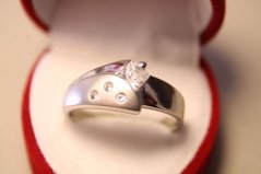 Zlatý prsteň z bieleho zlata číre zirkóny, veľkosť 61, 4,45 g, 14 karátov, 585/1000