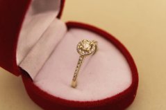 Prsteň-diamanty- centrálny briliant- žlté zlato- 14 karátov