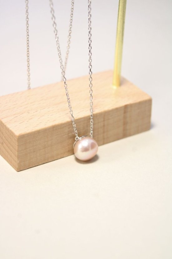 Retiazka- celebritka- ružová riečna perla- rhódiované striebro