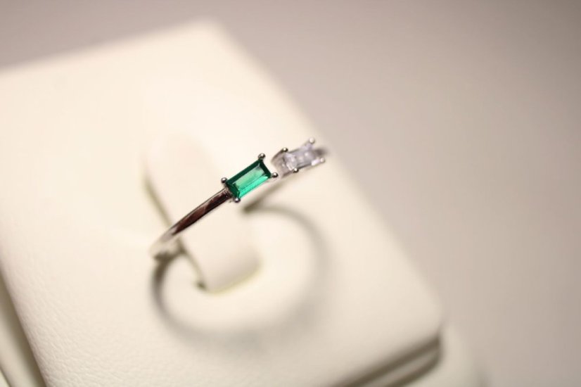 Strieborný otvorený prsteň, zeleno-číre zirkóny, rhódium, veľkosť 59, 3,24g, 925/1000