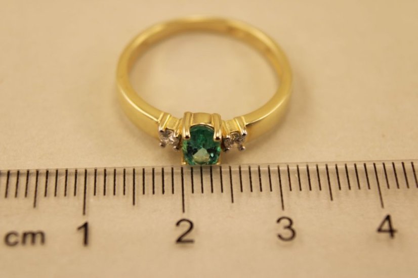 Zlatý prsteň so smaragdom 0,40 ct, diamanty 0,08ct H SI2, veľkosť 54 2,35g 14k 585/1000