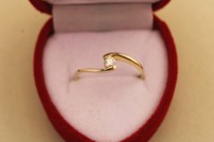 Prsteň- biely diamant- 0,09 ct H/Si2- žlté zlato- 14 karátov