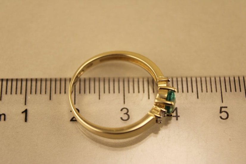 Zlatý prsteň so smaragdom 0,40 ct, diamanty 0,08ct H SI2, veľkosť 54 2,35g 14k 585/1000