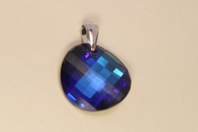 Okrúhly prívesok s modrým swarovski kameňom, rhodiované striebro, 8,37g, 925/1000 - Druh kameňa: SWAROVSKI PRÍRODNÝ KAMEŇ, Farba kameňa: Modrý, Váha (g): 8,37, Rýdzosť: STRIEBRO 925/1000