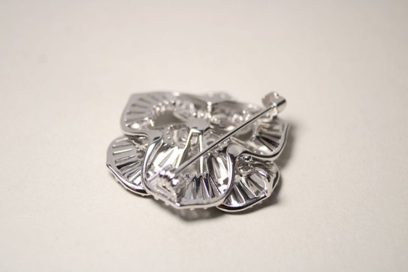 Brošňa v tvare kvetu s čírymi zirkónmi, rhodiované striebro, 12,41 g, 925/1000 - Materiál: Rhodiované striebro, Druh kameňa: ZIRKÓN, Farba kameňa: Číry, Váha (g): 12,41, Rýdzosť: STRIEBRO 925/1000