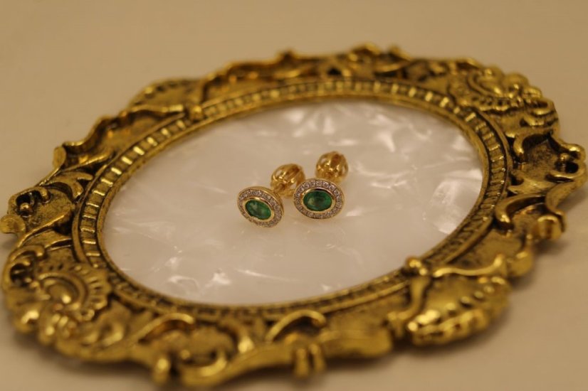 Smaragdové - diamantové náušnice - žlté zlato - diamanty 0,09 ct - šrúbky - 14K