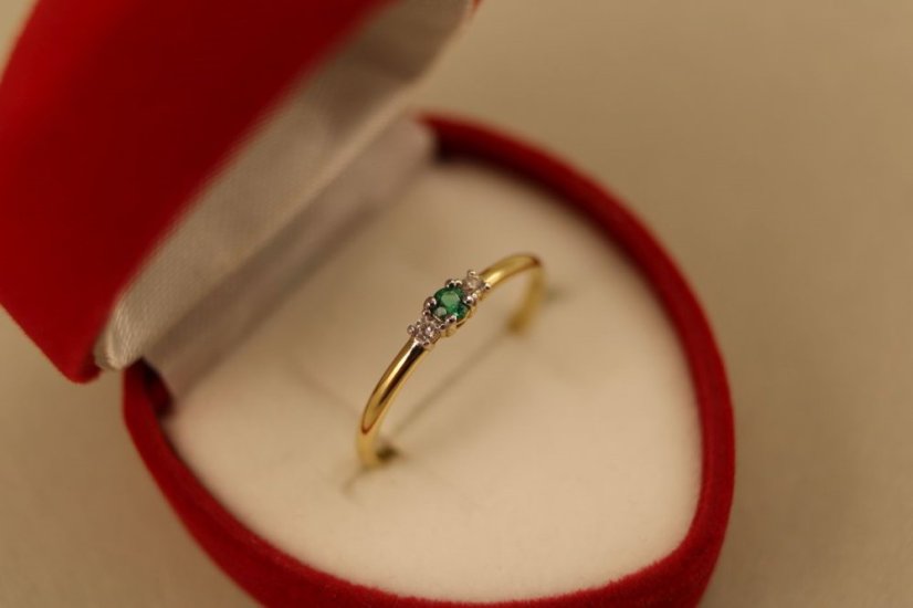Prsteň- zelený kameň- íre zirkóny- žlté zlato- 14 karátov