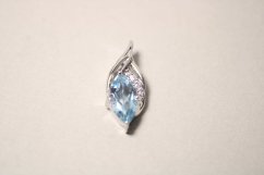 Prívesok- modrý topás- číre zirkóny- rhódiované striebro