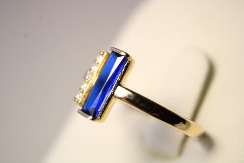 Zlatý prsteň modrý kameň, číre zirkóny, žlté zlato, veľkosť 58, 1,53 g, 14 karátov, 585/1000