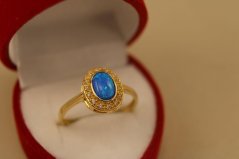 Prsteň- modrý opál- číre zirkóny- žlté zlato- 14K