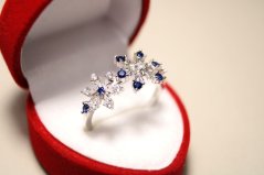 Prsteň-vzor kvetov-číre a modré zirkóny-rhodium-striebro