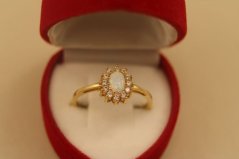 Prsteň- biely opál- zirkóny- žlté zlato- 14 karátov